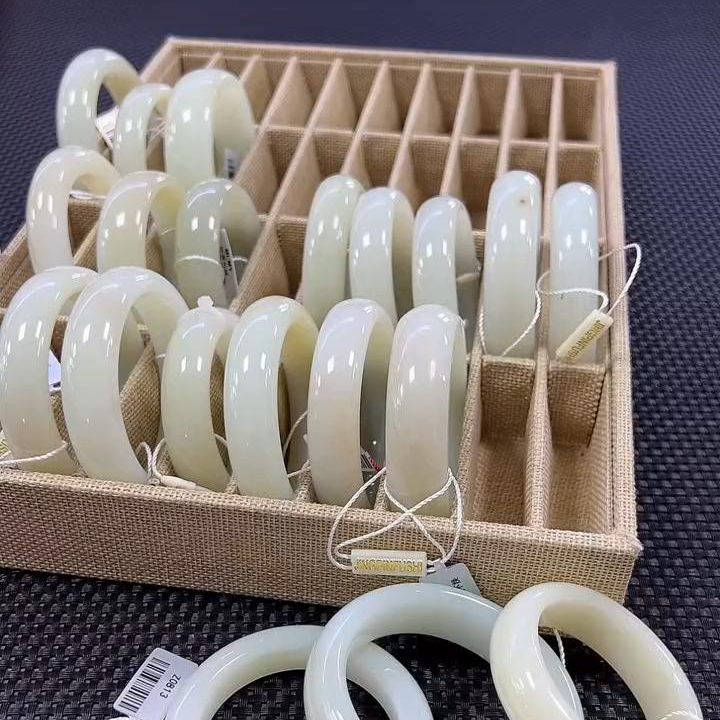 和田玉手镯一支(多样性发1件)  