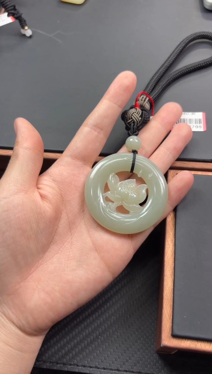 【闪购商品】和田玉把件未镶嵌且末微色差近矿把件