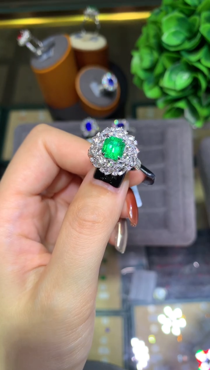 18K金镶嵌戒指祖母绿1.6CT