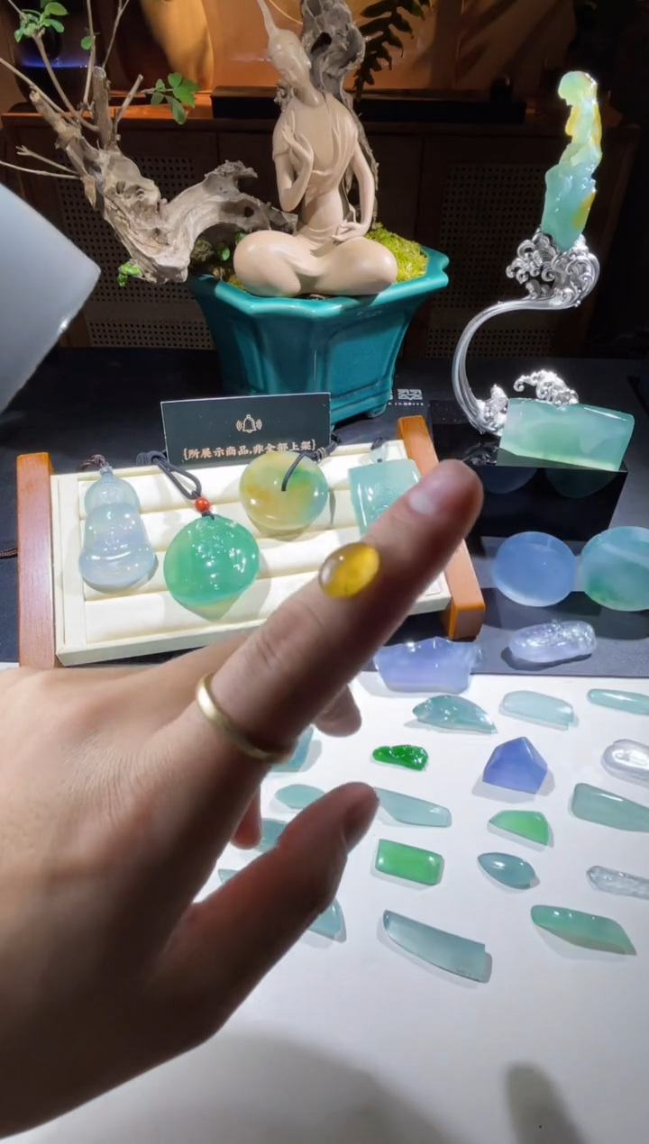 【闪购商品】翡翠颈饰未镶嵌大牛2