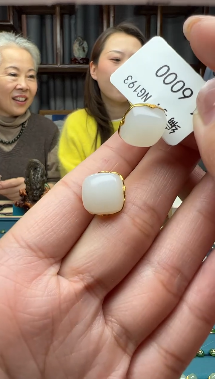 【闪购商品】和田玉颈饰18K金镶嵌耳钉
