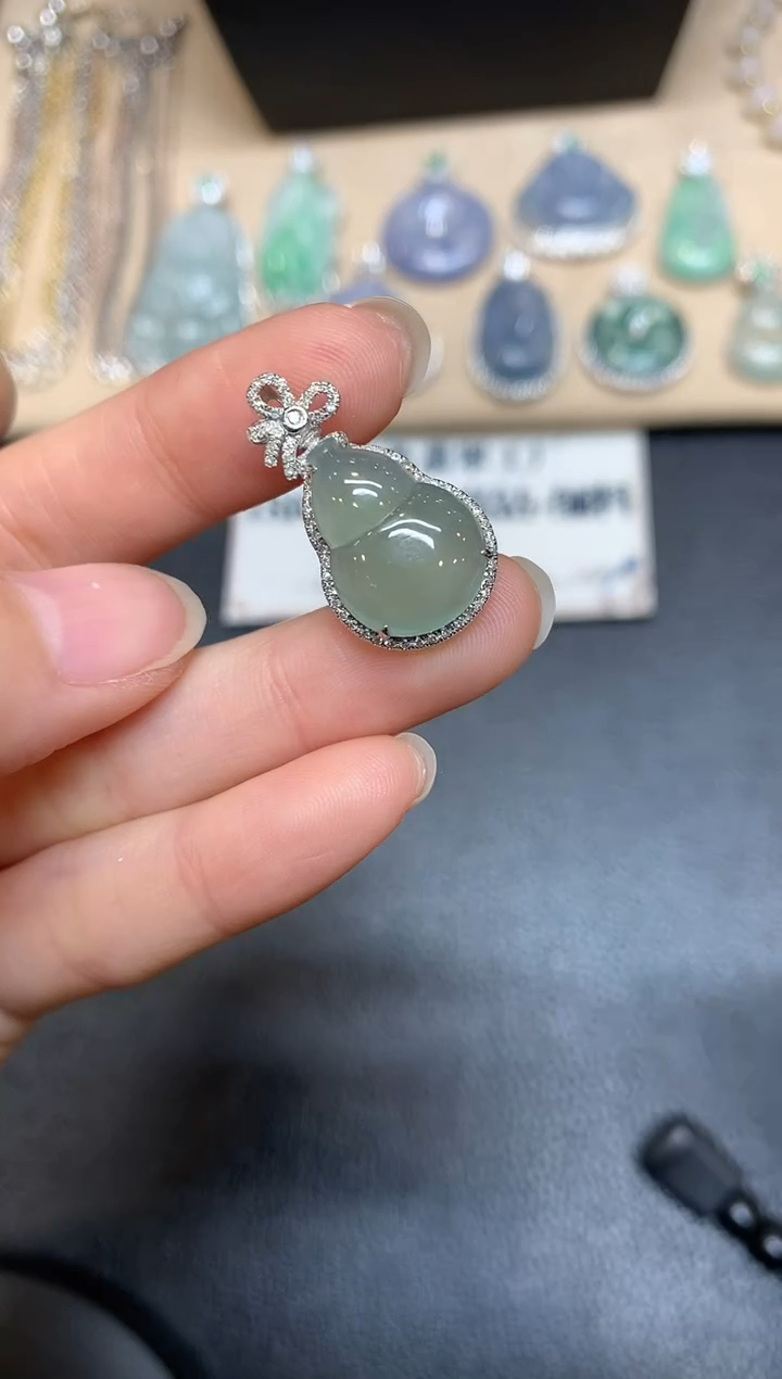 【闪购商品】翡翠颈饰18K金镶嵌葫芦【无服务费