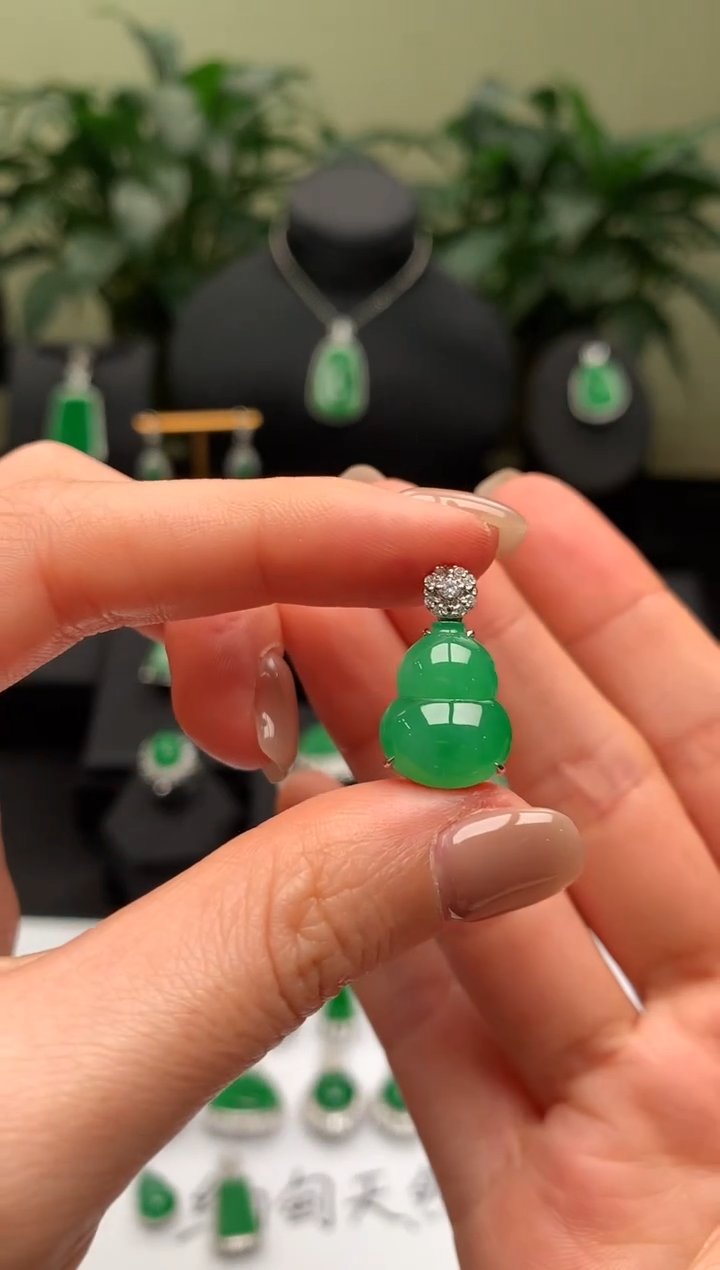 【闪购商品】翡翠颈饰18K金镶嵌绿葫芦