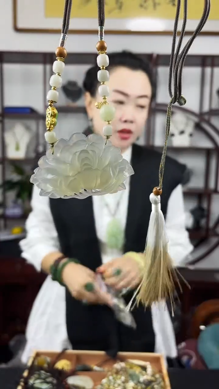 未镶嵌岫玉颈饰花