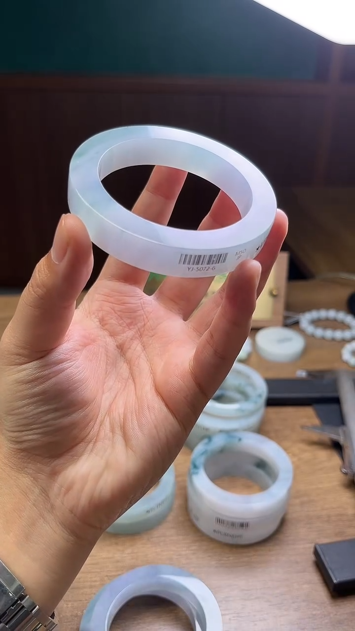 未镶嵌手镯定制翡翠凝*定制