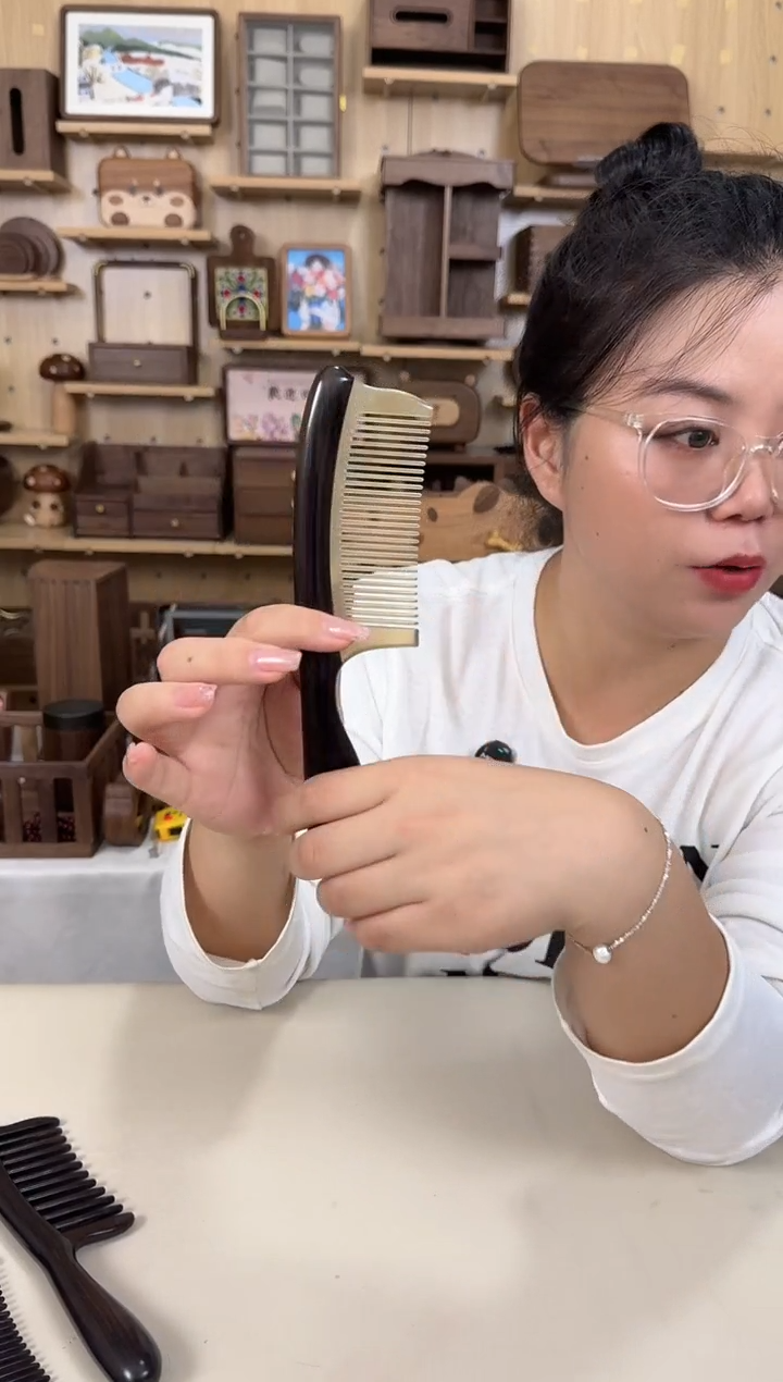 木紫光檀羊角细齿梳子