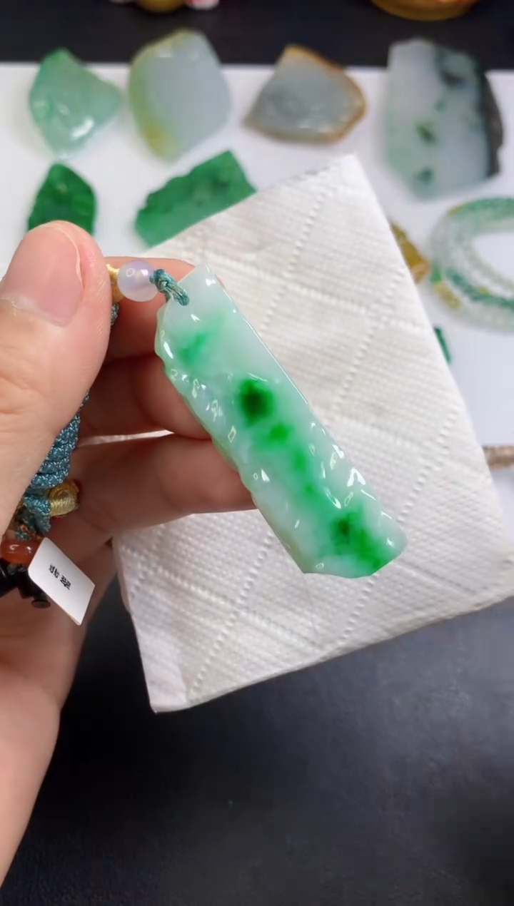 颈饰未镶嵌翡翠  