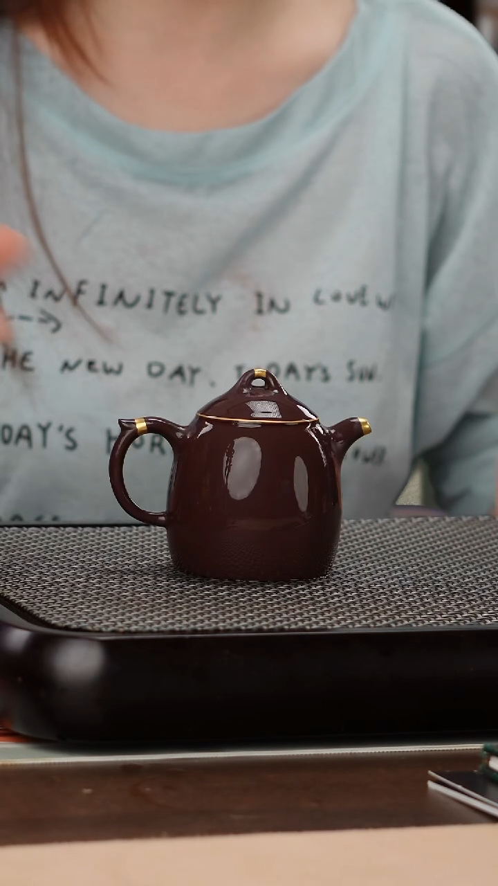 茶壶紫砂四号井茄皮紫泥描金秦权160cc