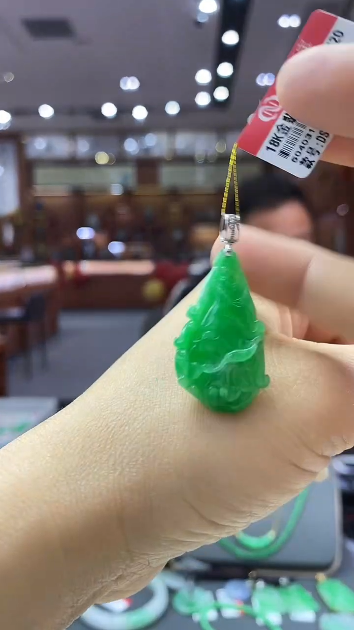 颈饰18K金镶嵌翡翠白菜  28号