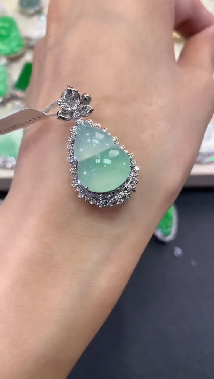 【闪购商品】翡翠吊坠(不含链)18K金镶嵌q40         