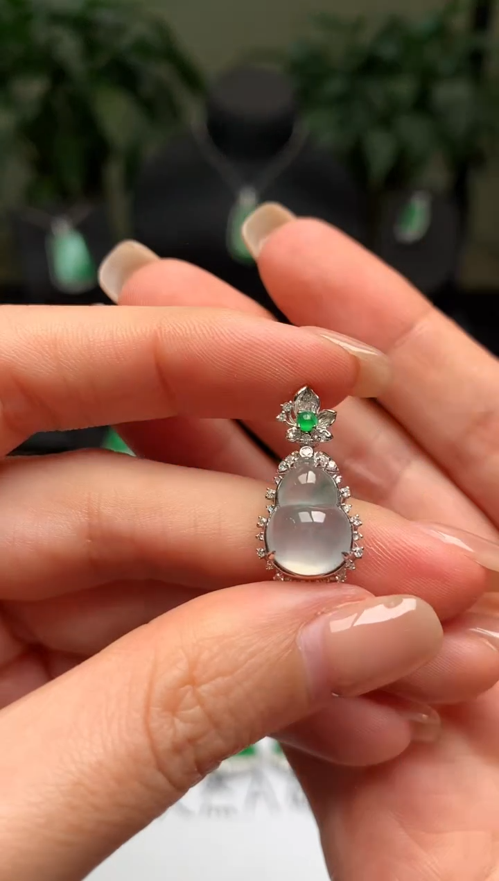 颈饰18K金镶嵌翡翠葫芦