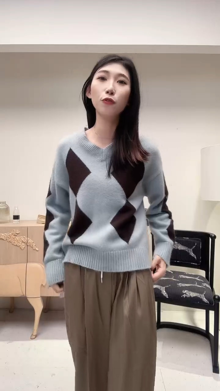 菱格撞色蓝灰毛衣