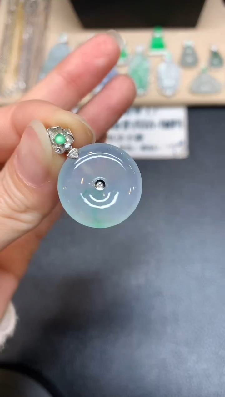 【闪购商品】翡翠颈饰18K金镶嵌平安扣【无服务费