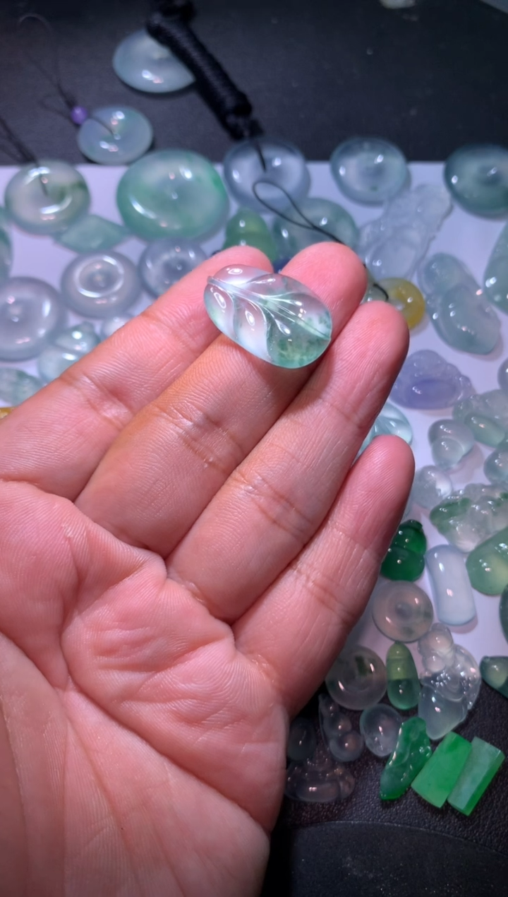 【闪购商品】翡翠颈饰未镶嵌叶子