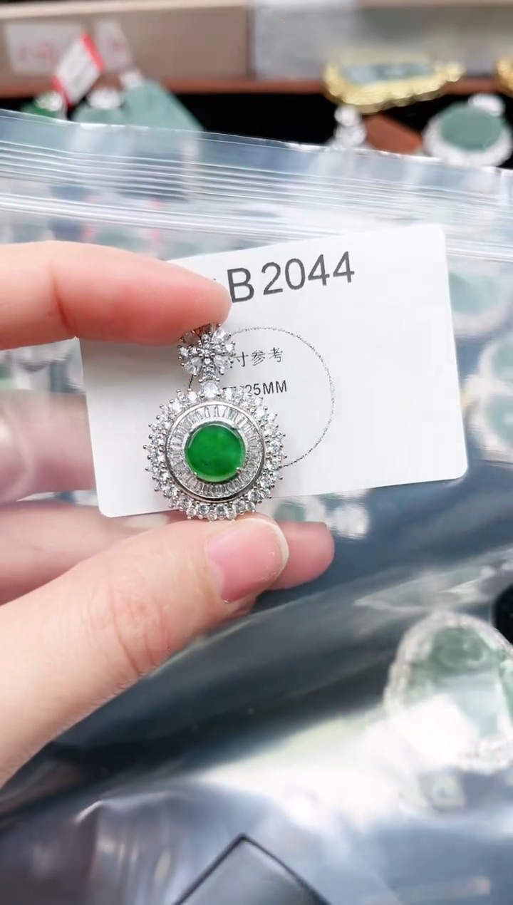 【闪购商品】翡翠颈饰未镶嵌2044赠皮绳