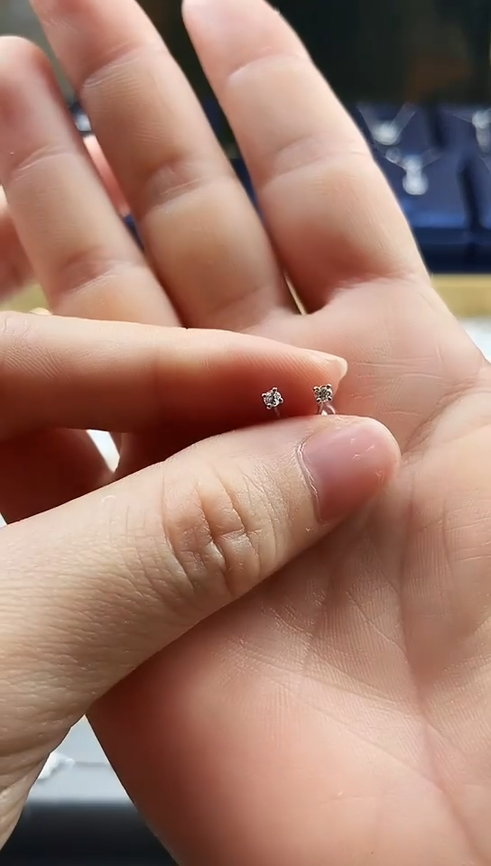 耳饰18K金镶嵌钻石18K耳钉钻石百搭款