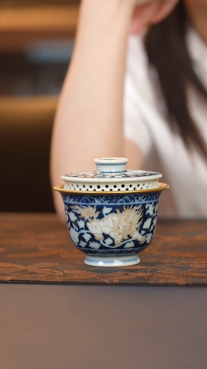 成蕴暗刻貔貅牡丹盖碗