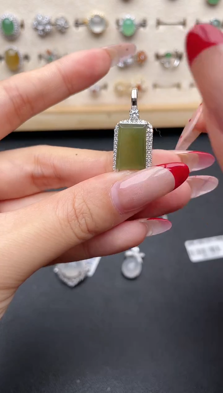 【闪购商品】翡翠吊坠(赠链)银S925镶嵌一物一证一礼盒