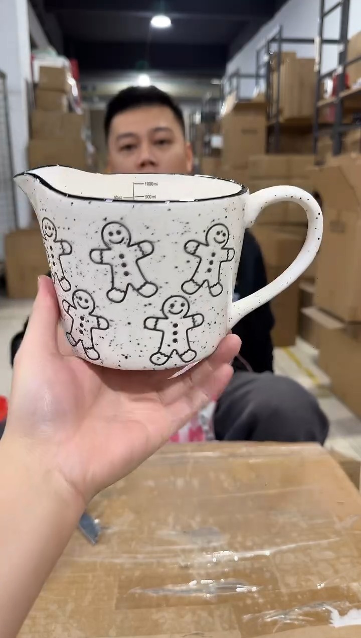 瓷片姜饼人奶壶 