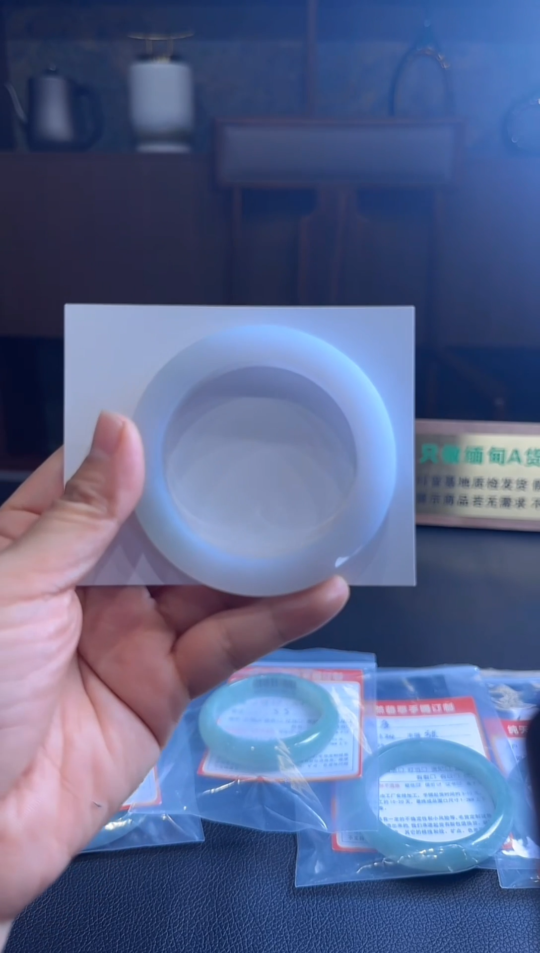 未镶嵌翡翠手镯定制翡翠白月光