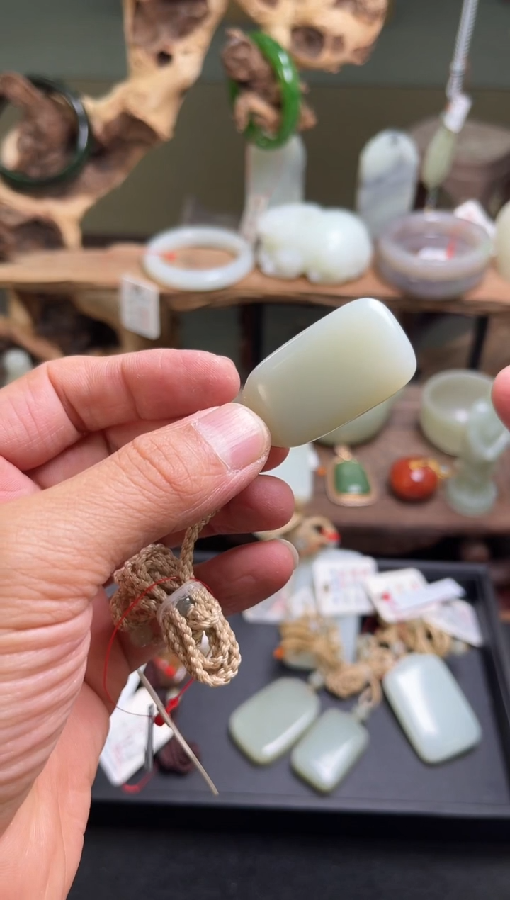 和田玉未镶嵌吊坠且末青白 光面无事牌9003752