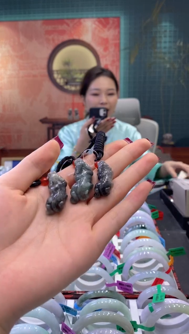 【闪购商品】翡翠吊坠(赠链)未镶嵌多样性发货仅发其一/00214