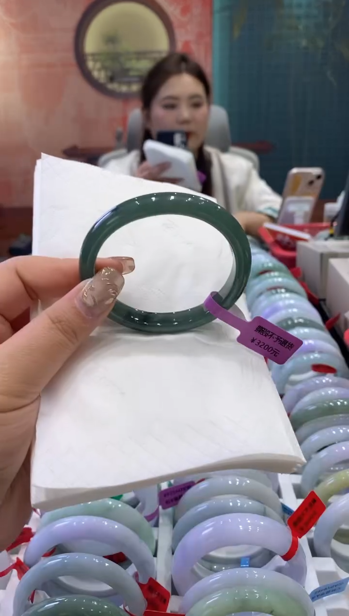 【闪购商品】翡翠手镯未镶嵌多人0114887