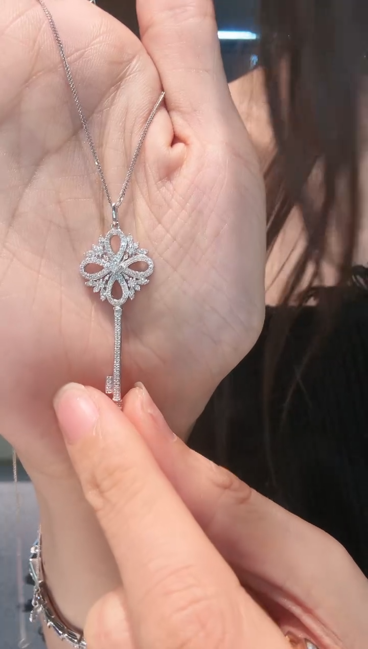 【闪购商品】钻石吊坠（不含链）18K金镶嵌钥匙 