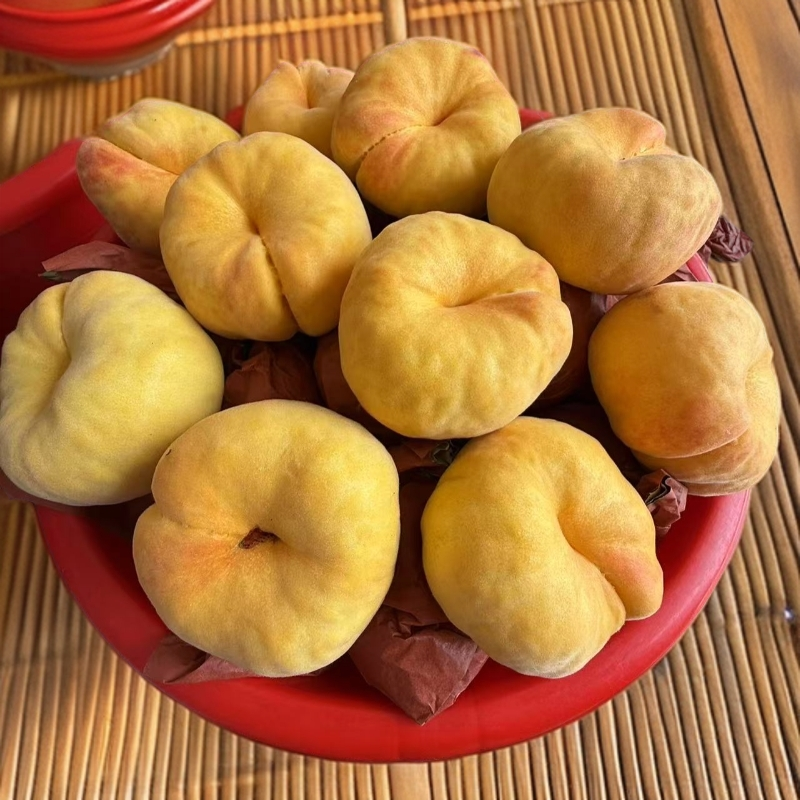 湖北枣阳新鲜应季毛蟠桃香甜多汁黄肉桃子