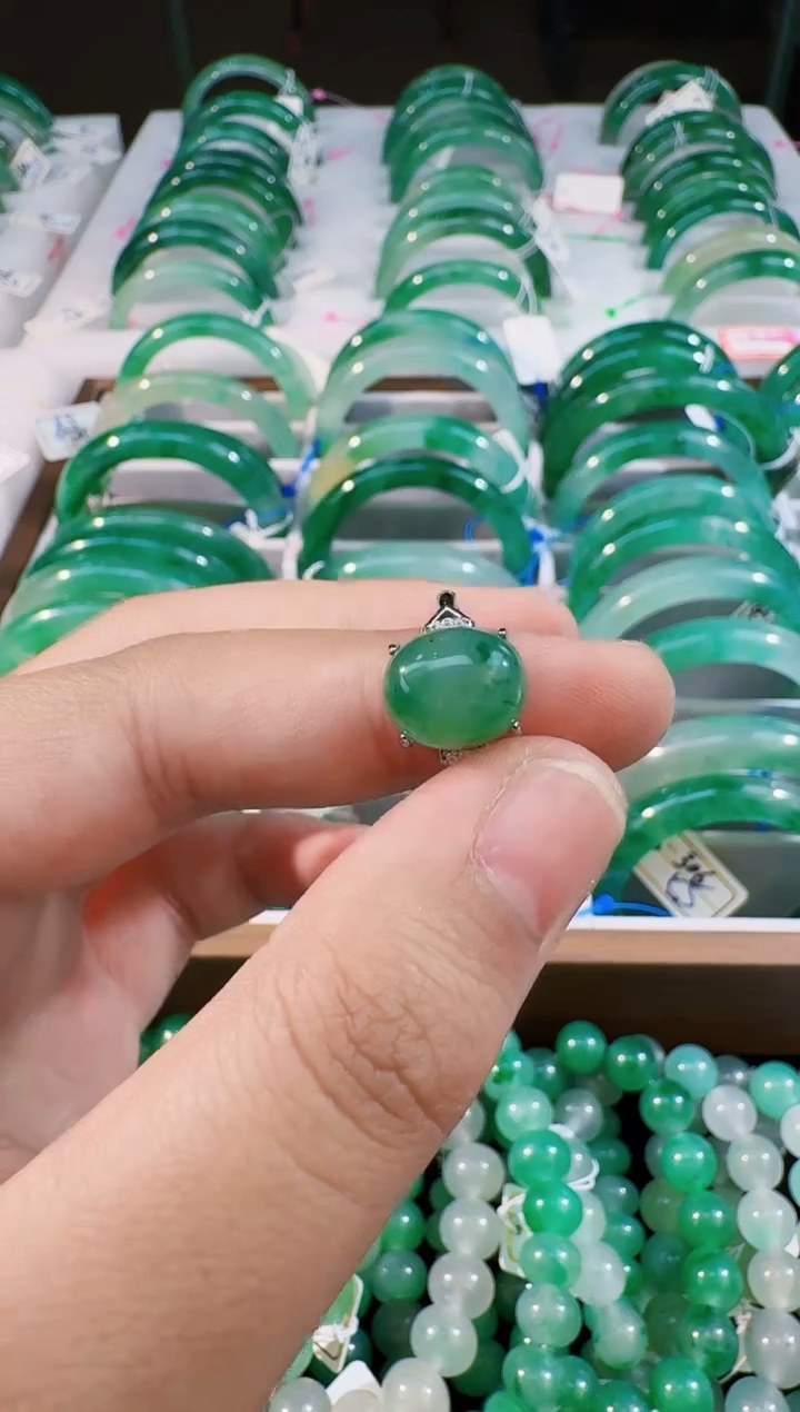 【闪购商品】石英质玉手镯未镶嵌1