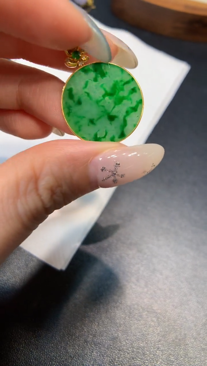 颈饰18K金镶嵌翡翠无事牌