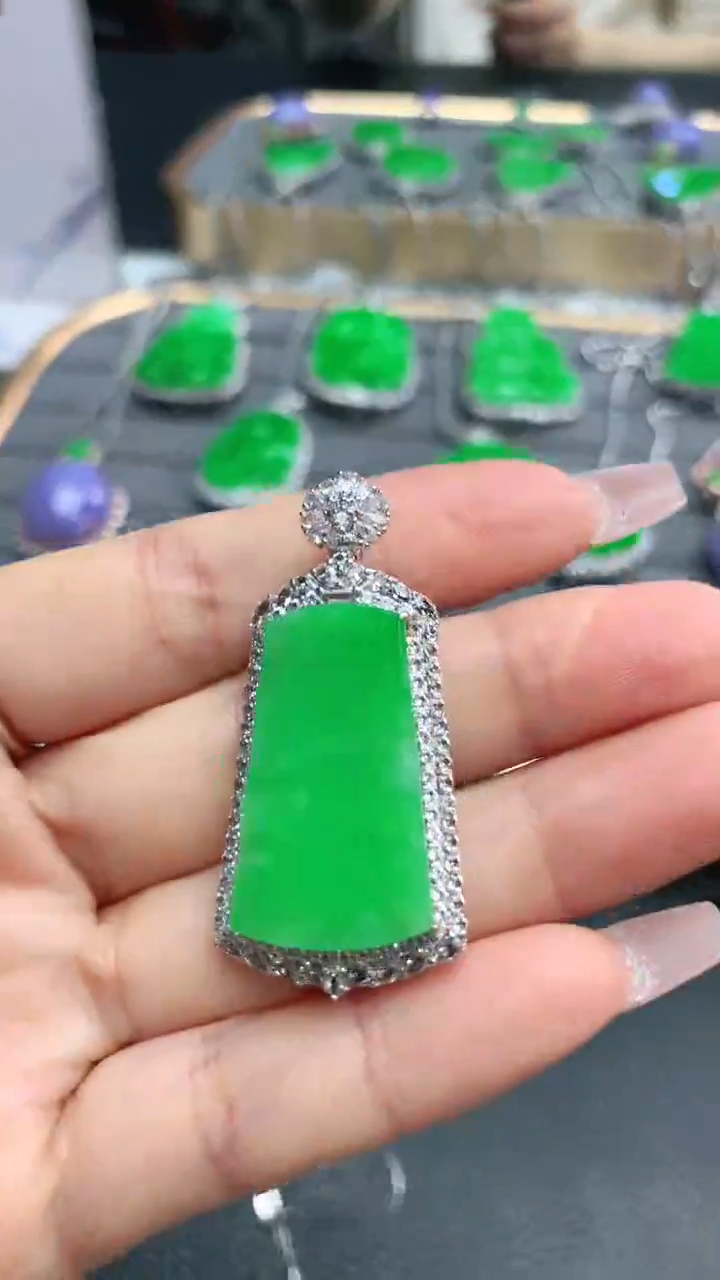 【闪购商品】翡翠颈饰18K金镶嵌赠礼盒证书