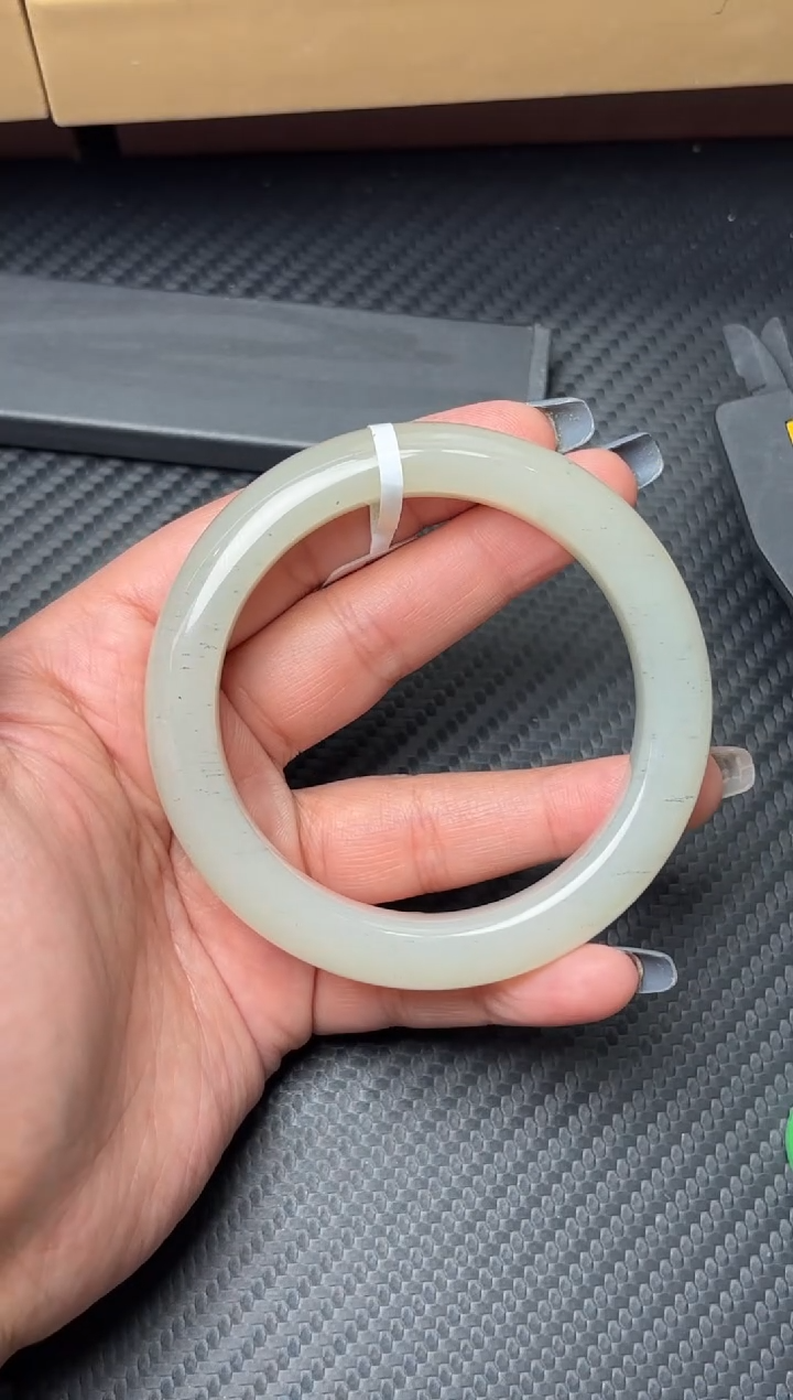 未镶嵌手镯和田玉黑山微色差58+