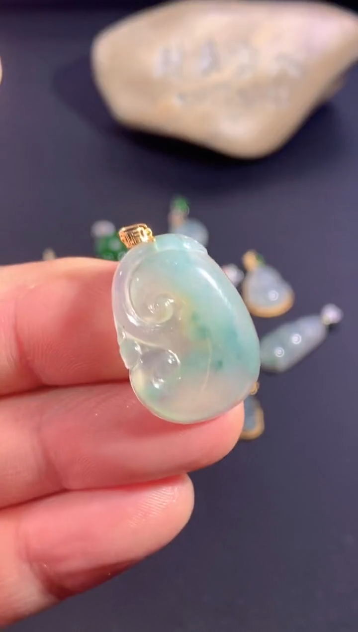 颈饰18K金镶嵌翡翠     