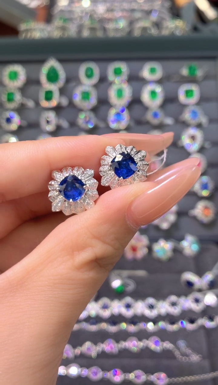 耳饰蓝宝石18K金镶嵌-2.45克拉