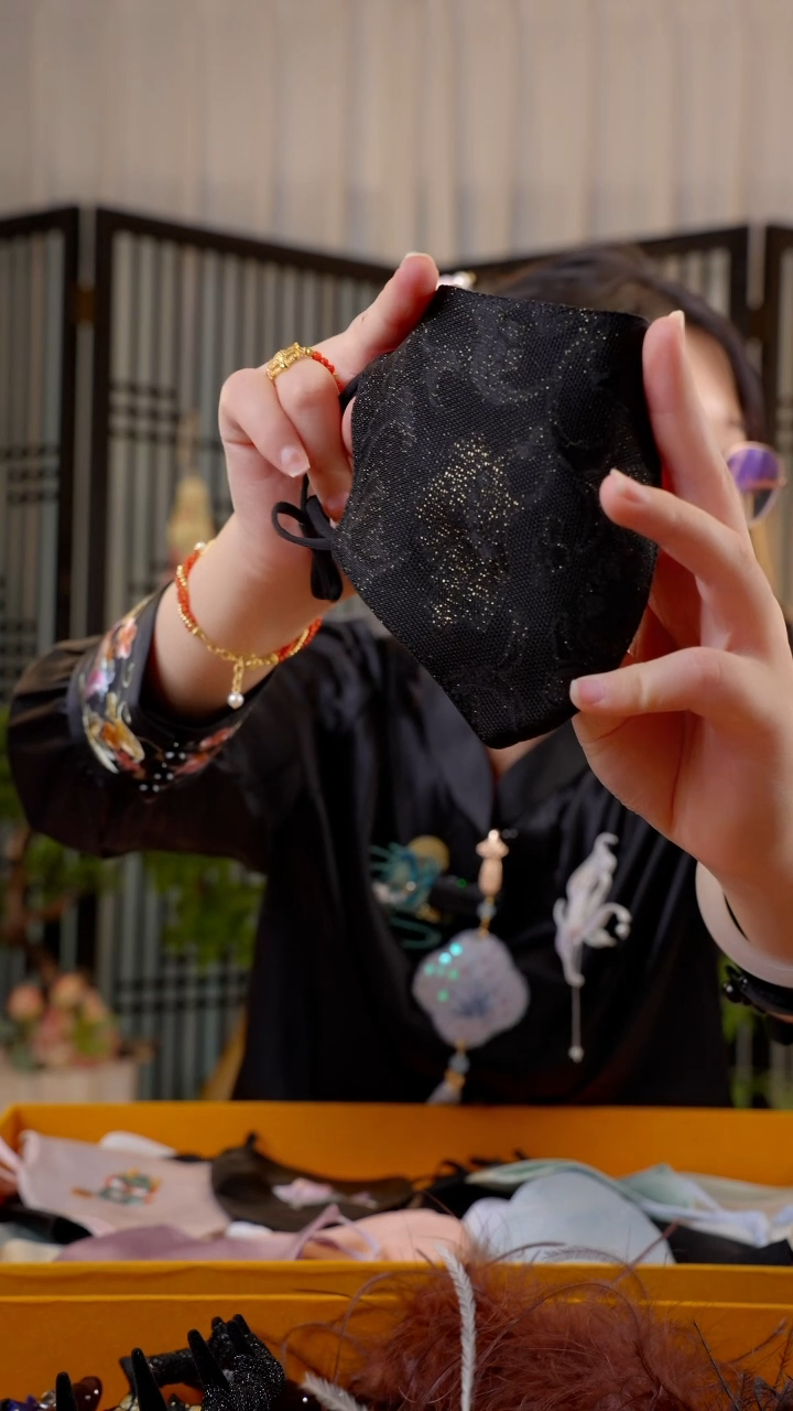 织绣?****?非遗绒花苏绣饰品