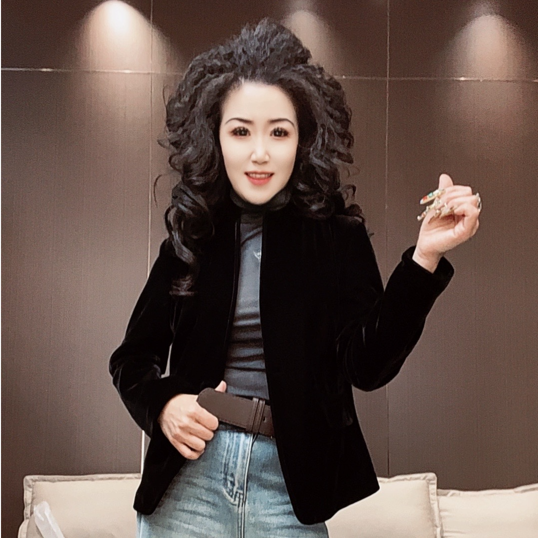 大漂亮家的2025新款时尚百搭洋气显瘦黑色丝绒轻奢小西服外套