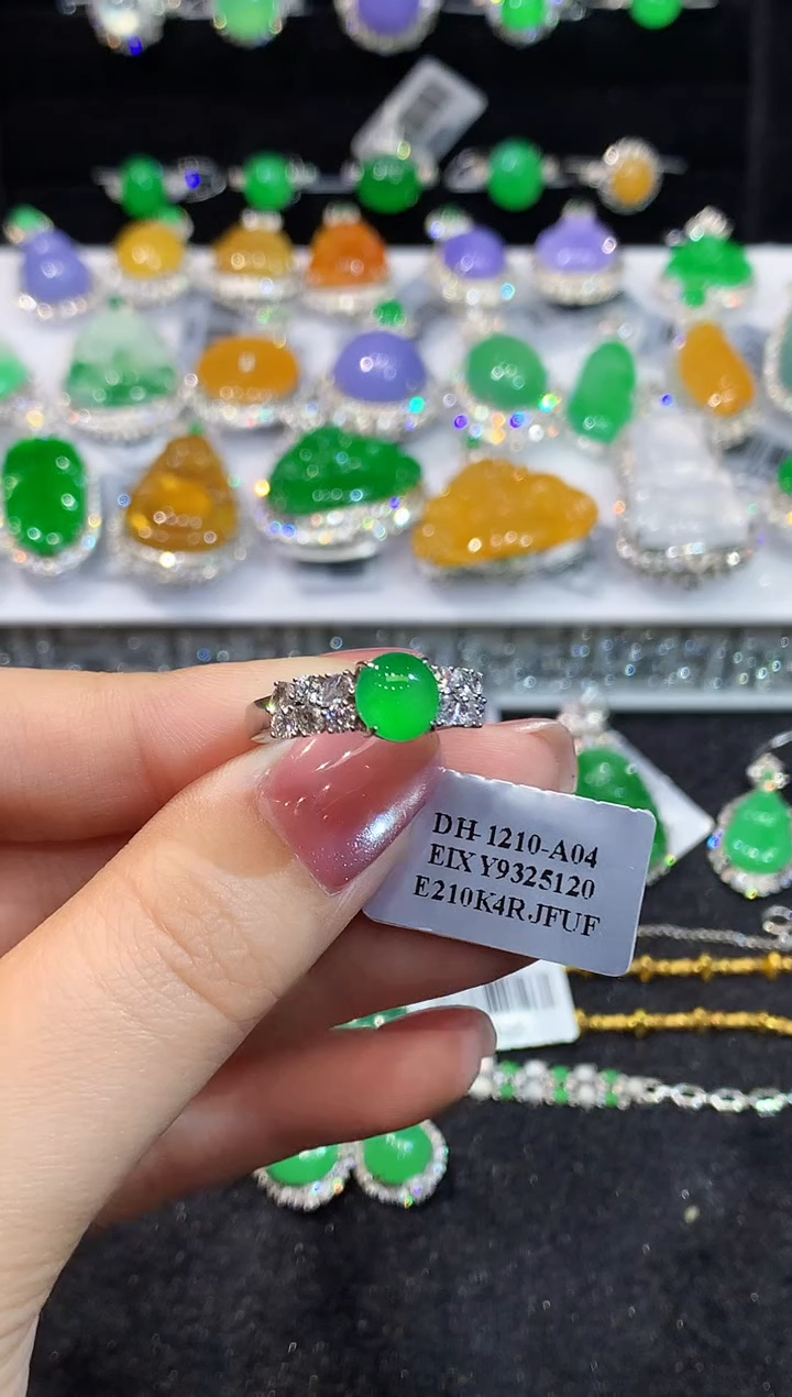 18K金镶嵌戒指翡翠多样性发其一