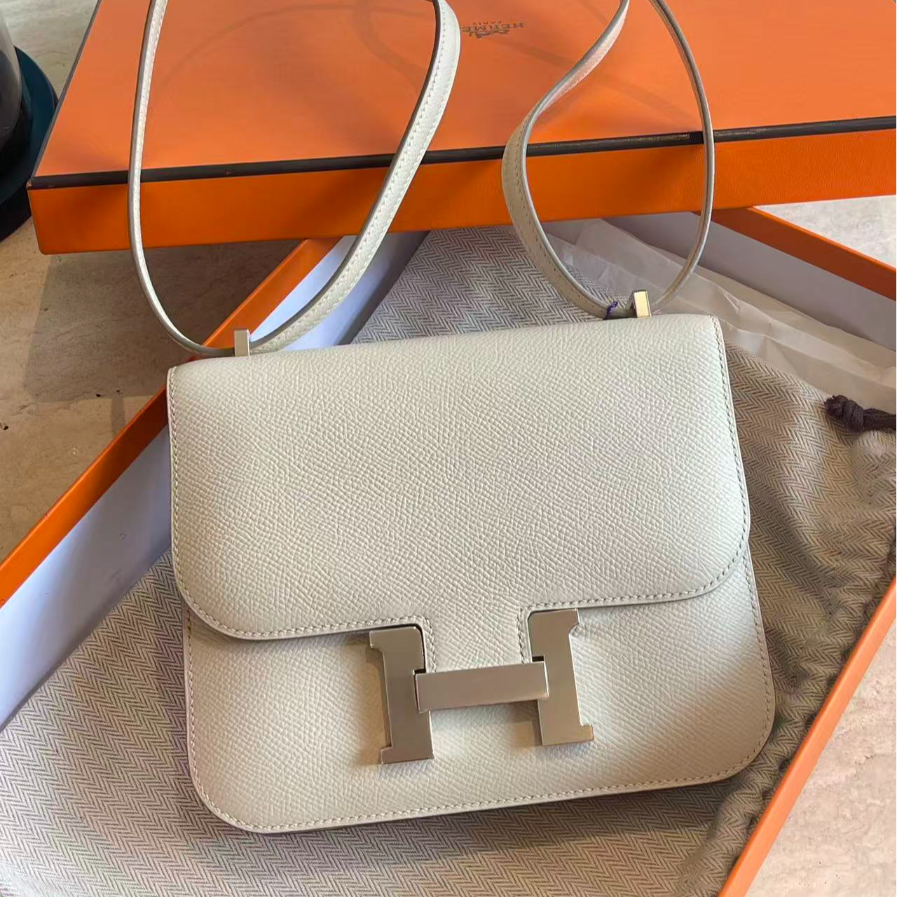 99新 Hermes/爱马仕 康康19 奶昔白内拼珍珠灰 E皮 A刻/091703