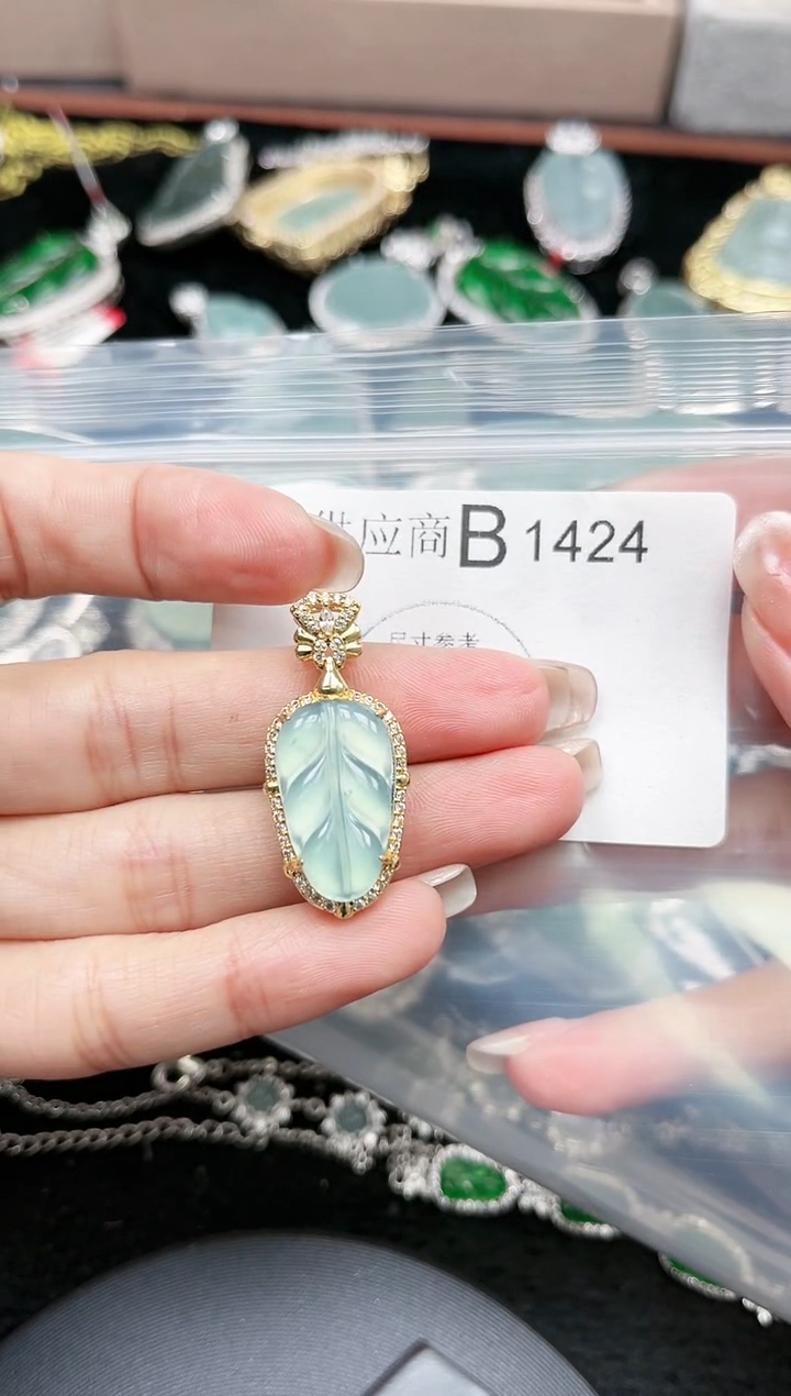 【闪购商品】翡翠颈饰未镶嵌1424赠皮绳