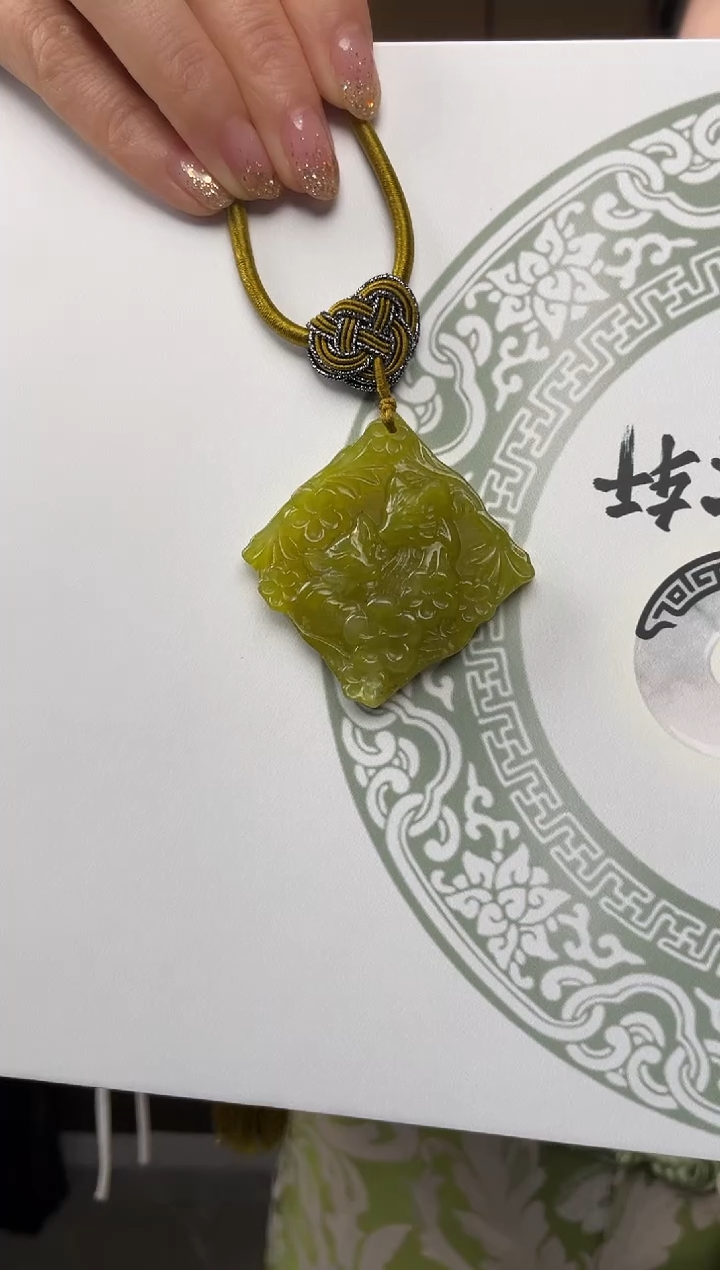 未镶嵌岫玉颈饰1