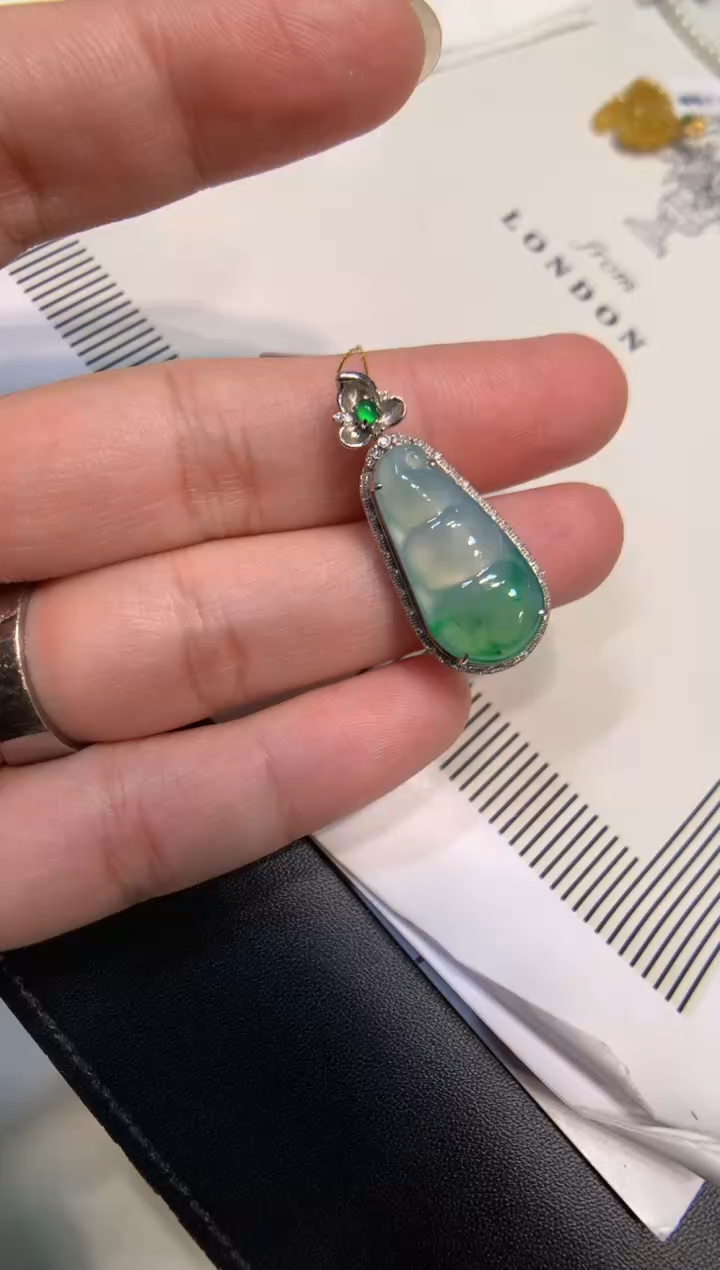 颈饰18K金镶嵌翡翠福豆