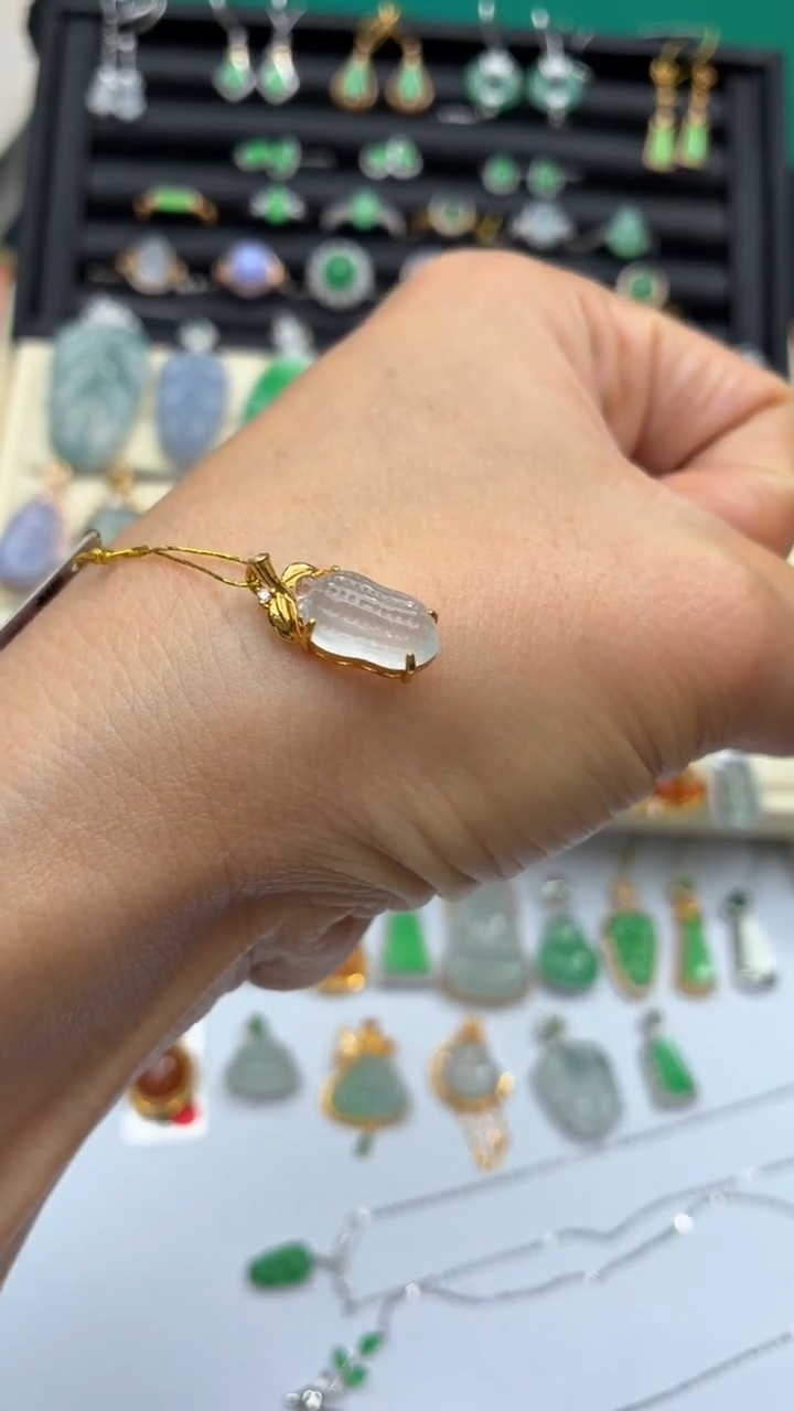 颈饰18K金镶嵌翡翠天然翡翠A货