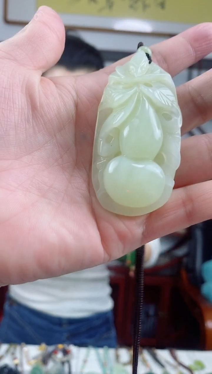 未镶嵌岫玉颈饰葫芦