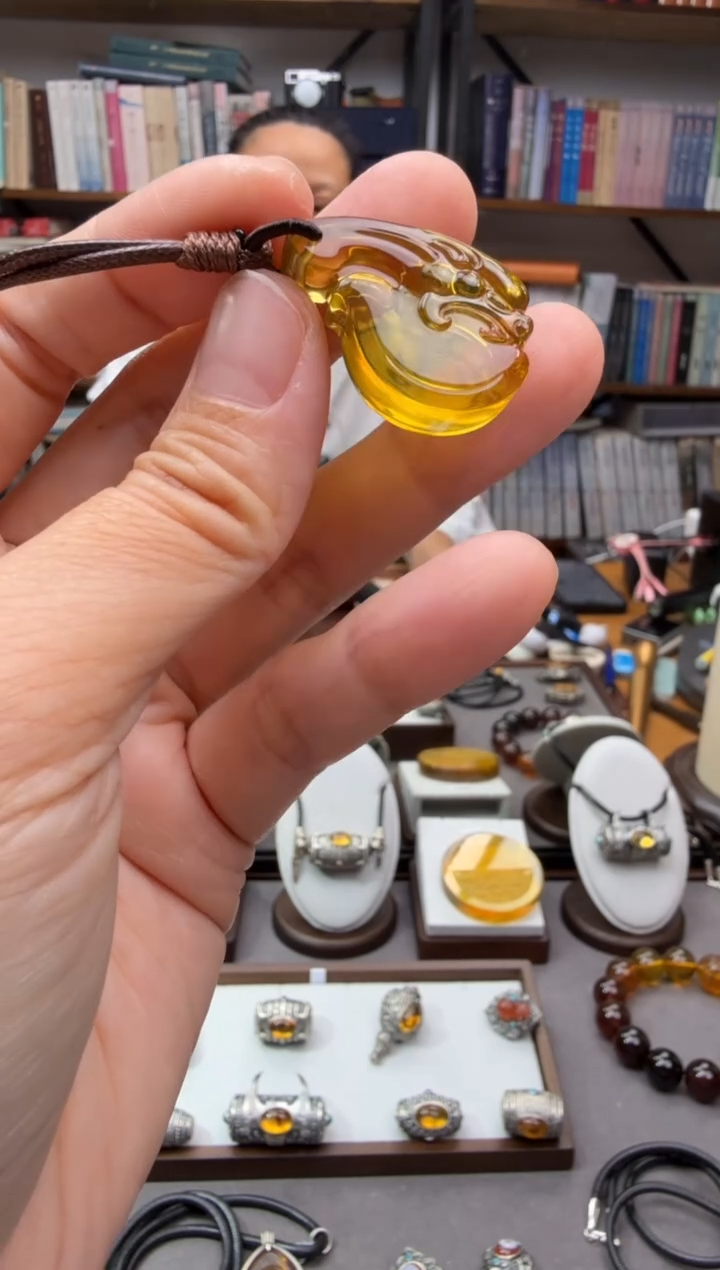 未镶嵌颈饰琥珀龙吊坠