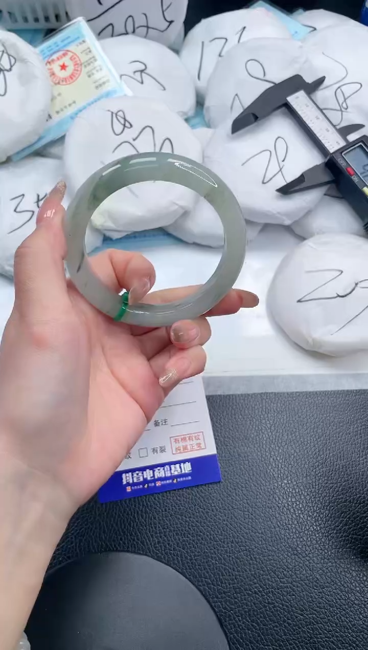 【闪购商品】石英质玉手镯未镶嵌7S275-58