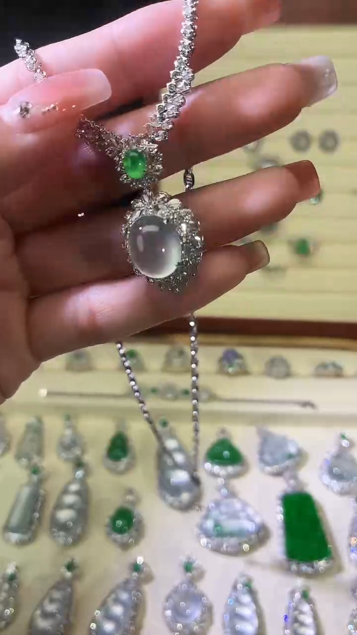 颈饰18K金镶嵌翡翠套链