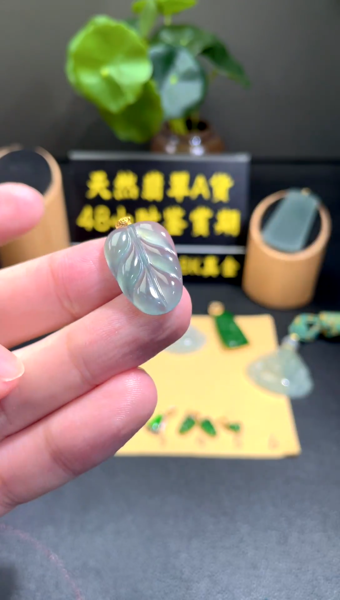 颈饰18K金镶嵌翡翠翡翠A货