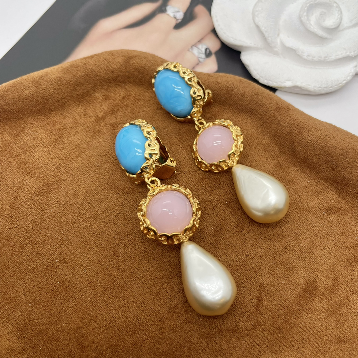 95新 Chanel/香奈儿 香奈儿粉蓝琉璃扫肩耳夹/jm01820