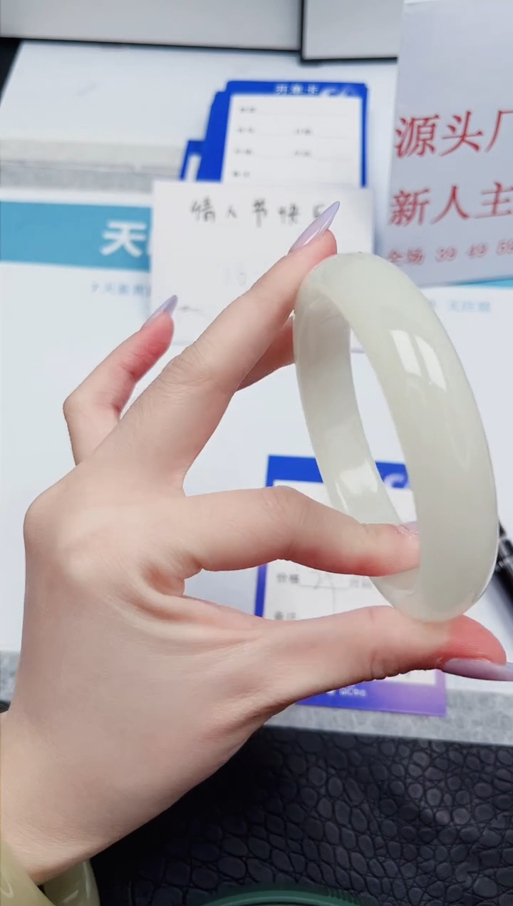 【闪购商品】石英质玉手镯未镶嵌A9-61.7